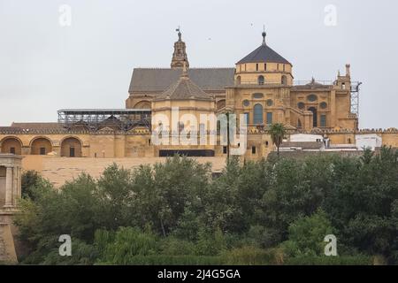 Cordoba Espagne - 09 13 2021: Vue sur la Mosquée-cathédrale de Córdoba, le diocèse catholique romain et la Plaza del Triunfo comme arrière-plan, centre-ville de Cordoue, Spa Banque D'Images