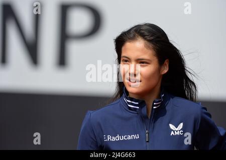 Prague, République tchèque. 15th avril 2022. EMMA RADUCANU de Grande-Bretagne pendant le match de qualification de tennis de la coupe du Roi Billie Jean entre la République tchèque et la Grande-Bretagne à Prague en République tchèque. (Credit image: © Slavek Ruta/ZUMA Press Wire) Credit: ZUMA Press, Inc./Alamy Live News Banque D'Images