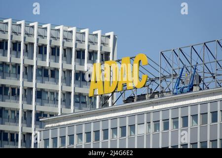 Berlin, Allemagne. 21st mars 2022. Le logo de l'ADAC, Allgemeine Deutsche Automobil-Club e. V. (German automobile Club), est exposé sur le toit d'une maison à Alexanderplatz. Crédit : Alexandra Schuler/dpa/Alay Live News Banque D'Images