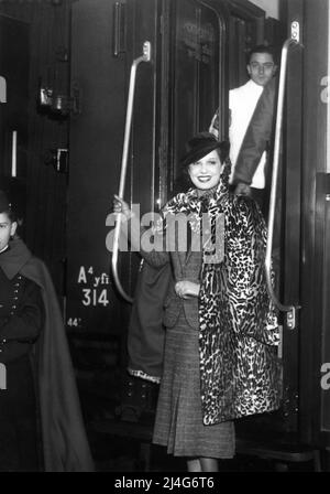 LILI DAMITA a fait le 14th novembre 1934 à la Gare Saint-Lazare à Paris sur le point de partir sur le train transatlantique pour le Havre pour son voyage maritime sur le navire S.S. PARIS à New York et Hollywood pendant lequel elle rencontrerait d'abord son futur mari ERROL FLYNN Banque D'Images