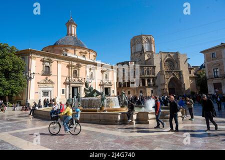 Spanien, Valencia, Plaza de la Virgen (Plaça de la Mare de Deu), Brunnen font del Túria, dahinter die Basilika de la Marede Deu dels Desamparados un Banque D'Images