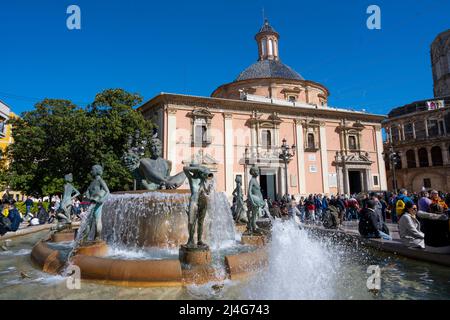Spanien, Valencia, Plaza de la Virgen (Plaça de la Mare de Deu), Brunnen font del Túria, dahinter die Basilika de la Marede Deu dels Desamparados Banque D'Images