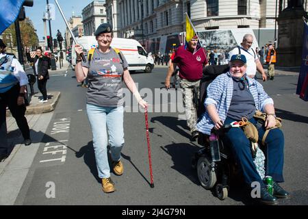 Downing Street, Londres, Royaume-Uni. 15 avril 2022. Les anciens combattants en colère marche pour soutenir les soldats De A à Z exigent la justice pour les anciens combattants de l'Irlande du Nord. Lorsque le gouvernement britannique a laissé les terroristes se libérer ! À la suite de l'accord du Vendredi Saint en 1998, il y avait une paix incertaine à Whitehall. La demande de mars Arrêtez la poursuite, les soldats vont en guerre pour vous protéger. Crédit : Picture Capital/Alamy Live News Banque D'Images