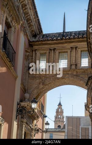 Spanien, Valencia, Übergang zwischen der Basilika de la Marede Deu dels Desamparados und der Kathedrale mit dem Turm der Kirche Iglesia de San Esteba Banque D'Images