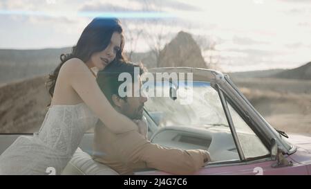 Une belle photo intéressante des jeunes mariés. Action. La mariée de jolie apparence dans une étroite belle robe longue blanche avec son mignon Banque D'Images