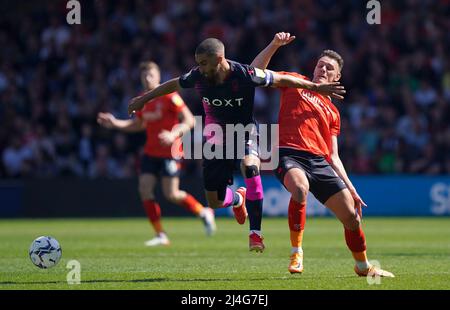 Lewis Grabban (à gauche) de Nottingham Forest et Kal Naismith de Luton Town pour le match de ballon lors du championnat Sky Bet à Kenilworth Road, Luton. Date de la photo: Vendredi 15 avril 2022. Banque D'Images