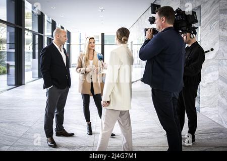 Amsterdam, pays-Bas. 15th avril 2022. 2022-04-15 12:46:42 AMSTERDAM - vlogger Yvonne Coldeweijer parle à la presse à la cour. Selon le fabricant de ce que l'on appelle le canal de jus de vie d'Yvonne, la chanteuse Samantha Steenwijk a déposé une injonction préliminaire. Coldeweijer a accusé Steenwijk - à tort selon le chanteur - d'utiliser des pilules alimentaires illégales. ANP RAMON VAN FLYMEN pays-bas - belgique Out crédit: ANP/Alay Live News Banque D'Images