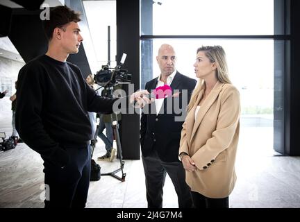 Amsterdam, pays-Bas. 15th avril 2022. 2022-04-15 12:44:53 AMSTERDAM - vlogger Yvonne Coldeweijer parle à la presse à la cour. Selon le fabricant de ce que l'on appelle le canal de jus de vie d'Yvonne, la chanteuse Samantha Steenwijk a déposé une injonction préliminaire. Coldeweijer a accusé Steenwijk - à tort selon le chanteur - d'utiliser des pilules alimentaires illégales. ANP RAMON VAN FLYMEN pays-bas - belgique Out crédit: ANP/Alay Live News Banque D'Images