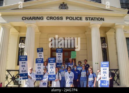 Londres, Angleterre, Royaume-Uni. 15th avril 2022. Des scientifiques et des médecins ont organisé une manifestation à l'extérieur du poste de police de la Croix de Charing en solidarité avec l'activiste et scientifique Emma Smart, qui a été arrêtée pour s'être encolée dans le bâtiment du gouvernement BEIS dans le cadre des actions climatiques de la rébellion contre l'extinction, et est actuellement en grève de la faim dans sa cellule. (Image de crédit : © Vuk Valcic/ZUMA Press Wire) Banque D'Images