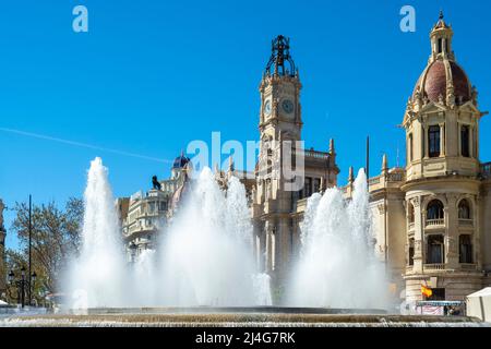 Spanien, Valencia, Plaça de l'Ajuntament , Blick über den Brunnen zum Rathaus Banque D'Images