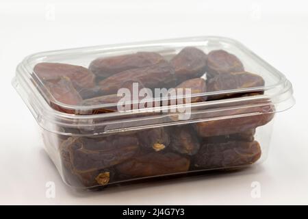 Fruits datés emballés sur fond blanc. Fruits de date emballés ou Medjoul à vendre au marché. Gros plan Banque D'Images