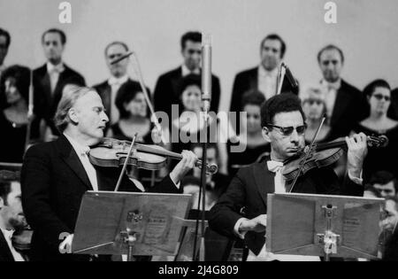 Bucarest, Roumanie, 1973. Le violoniste américain Yehudi Menuhin se présente aux côtés du violoniste roumain Ion Voicu. Banque D'Images