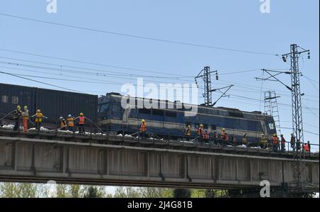 Tianjin, Chine. 15th avril 2022. Un train de marchandises passe par une section où un accident de train de marchandises s'est produit à Tianjin, dans le nord de la Chine, le 15 avril 2022. La circulation sur une section d'un grand chemin de fer a repris vendredi après qu'un accident impliquant deux trains de marchandises transportant du charbon a eu lieu jeudi dans la municipalité de Tianjin, dans le nord de la Chine, a déclaré les autorités locales. Les autorités ferroviaires enquêtent sur la cause de l'accident. Crédit : Sun Fanyue/Xinhua/Alamy Live News Banque D'Images