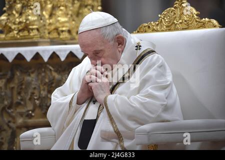 Etat de la Cité du Vatican, Vatikanstadt. 14th avril 2022. La messe du Pape François Chrismal dans la matinée du jeudi Saint à la basilique Saint-Pierre.14 avril 2022 crédit: dpa/Alay Live News Banque D'Images