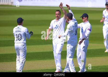 Londres, Royaume-Uni. 15 avril 2022. Kyle Abbott du Hampshire célèbre après avoir reçu le cricket de Ben Foakes (45) alors que Surrey prend le Hampshire dans le County Championship au Kia Oval, deuxième jour. David Rowe/Alay Live News Banque D'Images