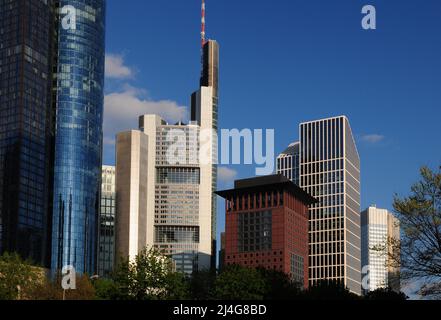 Vue de Taunusanlage au Skyscraper dans le quartier financier de Francfort, Hesse Allemagne, lors D'Une belle journée de printemps avec Un ciel bleu clair et Un Fe Banque D'Images