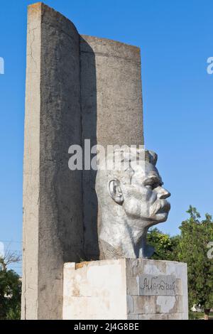 Uyutnoye, district de Saksky, Crimée, Russie - 24 juillet 2021 : monument à Maxim Gorky sur la rue Kirov dans le village d'Uyutnoye, district de Saksky, Crimée Banque D'Images