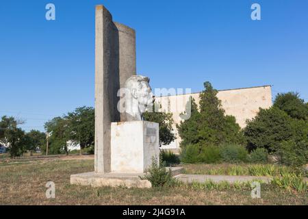 Uyutnoye, district de Saksky, Evpatoria, Crimée, Russie - 24 juillet 2021 : monument à Maxim Gorky dans le village d'Uyutnoye, district de Saksky, Crimée Banque D'Images