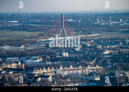 Vue sur Düsseldorf, quartier Volmerswerth, Pont Fleher, ponts autoroutiers du A46 sur le Rhin, NRW, Allemagne, Banque D'Images