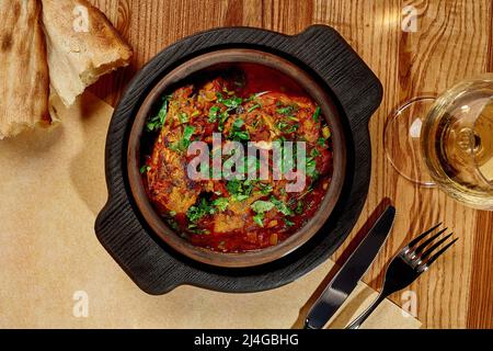 Chashushuli géorgien traditionnel de veau à la sauce à l'oignon, aux herbes et à la tomate Banque D'Images