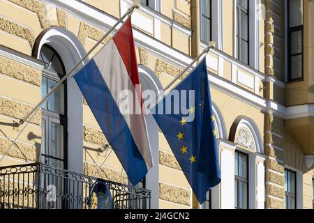 Les drapeaux de l'Union européenne et des pays-Bas sont suspendus sur la façade du bâtiment de l'ambassade Banque D'Images