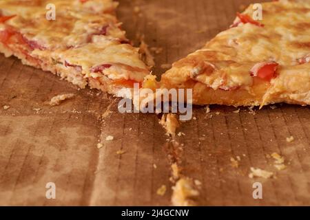 Deux morceaux de pizza à moitié mangé sont dans une boîte en carton. Mise au point sélective Banque D'Images