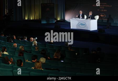 Paris, France. 14th avril 2022. Le président du Festival de Cannes, Pierre Lescure (R), et le délégué général Thierry Fremaux assistent à une conférence de presse à Paris, France, le 14 avril 2022. La sélection officielle de l'édition 75th du Festival de Cannes a été annoncée jeudi lors d'une conférence de presse à Paris, avec 18 films sélectionnés pour concourir à la Palme d'Or. Le festival du film de cette année va commencer le 17 mai. La cérémonie de remise des prix aura lieu le 28 mai pour marquer la fin du festival. Credit: Gao Jing/Xinhua/Alamy Live News Banque D'Images