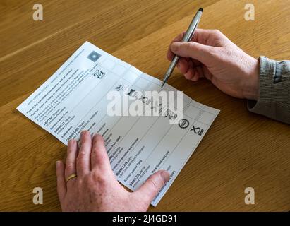 East Lothian, Écosse, Royaume-Uni, 15th avril 2022. Le bulletin de vote du Conseil arrive : un homme vote sur un bulletin de vote postal pour le quartier de Haddington et Lammermuir qui est arrivé aujourd'hui pour les élections locales du conseil écossais en mai 2022. Les partis représentés sont le Parti travailliste écossais, le Parti national écossais (SNP), les Conservateurs écossais, les Verts écossais, les libéraux-démocrates écossais et le Parti Alba Banque D'Images