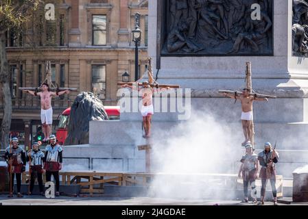 Trafalgar Square, Londres, Royaume-Uni. 15th avril 2022. Pour le Vendredi Saint de Pâques, la troupe de Wintershall a présenté la «passion de Jésus», une pièce suivant l'histoire biblique du Christ à travers les «miracles», le dernier souper, Et la crucifixion aux mains des Romains, avant de remonter et de la résurrection, tous utilisant la place Trafalgar comme une étape pour l'événement public libre. Christ est représenté par l'acteur James Burke-Dunsmore qui a joué le rôle pendant de nombreuses années. Jésus et les bagnards en croix Banque D'Images