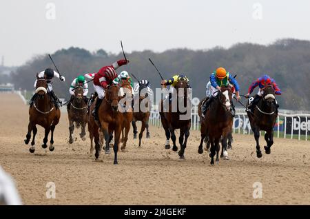 Bouttemont, monté par Gregory Benoist (silks rouge foncé), remporte les conditions des Championnats du mille toutes saisons lors de la Journée finale des Championnats du temps à l'hippodrome de Newcastle, Newcastle upon Tyne. Date de la photo: Vendredi 15 avril 2022. Banque D'Images