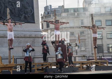 Londres Royaume-Uni 15 avril 2022 Une troupe de plus de 100 acteurs et bénévoles vêtus de magnifiques costumes, ainsi que des chevaux, des ânes et des colombes, se réunissent pour donner vie à l'histoire de Jésus, sur Trafalgar Square. Depuis plus de dix ans, ce spectacle est devenu un élément permanent du week-end de Pâques de Londres et attire des milliers de spectateurs, englobant ceux de toutes les confessions et de toutes les autres..Paul Quezada-Neiman/Alay Live News Banque D'Images