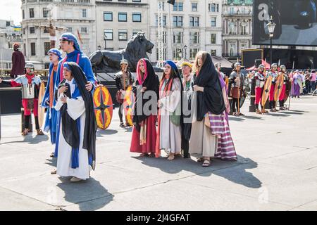 Londres Royaume-Uni 15 avril 2022 Une troupe de plus de 100 acteurs et bénévoles vêtus de magnifiques costumes, ainsi que des chevaux, des ânes et des colombes, se réunissent pour donner vie à l'histoire de Jésus, sur Trafalgar Square. Depuis plus de dix ans, ce spectacle est devenu un élément permanent du week-end de Pâques de Londres et attire des milliers de spectateurs, englobant ceux de toutes les confessions et de toutes les autres..Paul Quezada-Neiman/Alay Live News Banque D'Images