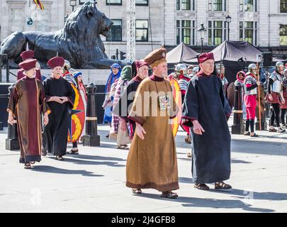 Londres Royaume-Uni 15 avril 2022 Une troupe de plus de 100 acteurs et bénévoles vêtus de magnifiques costumes, ainsi que des chevaux, des ânes et des colombes, se réunissent pour donner vie à l'histoire de Jésus, sur Trafalgar Square. Depuis plus de dix ans, ce spectacle est devenu un élément permanent du week-end de Pâques de Londres et attire des milliers de spectateurs, englobant ceux de toutes les confessions et de toutes les autres..Paul Quezada-Neiman/Alay Live News Banque D'Images