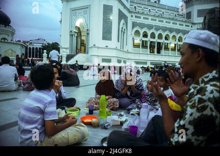 Le 15 avril 2022, les musulmans sont vus briser leur jeûne pendant le mois Saint du Ramadan dans la cour de la grande mosquée Al-Mashun, dans la province de Medan, dans le nord de la province de Sumatra, en Indonésie. Photo par Aditya Sutanta/ABACAPRESS.COM Banque D'Images