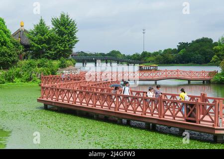 Zhenjiang, Chine. 12 août 2017. Les Chinois qui marchent sur un pont en zigzag lors d'une journée ensoleillée au temple de Jinhsan à Zhenjiang en Chine, province de Jiangsu. Banque D'Images