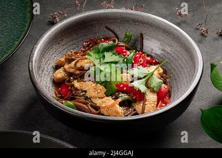 Nouilles soba asiatiques wok avec poulet Banque D'Images