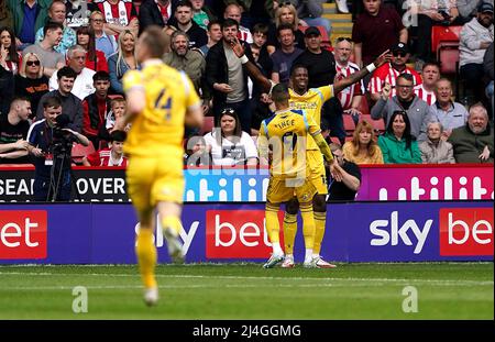 Lucas Joao (à droite), de Reading, célèbre le premier but de son équipe avec Tom Ince lors du match du championnat Sky Bet à Bramall Lane, Sheffield. Date de la photo: Vendredi 15 avril 2022. Banque D'Images