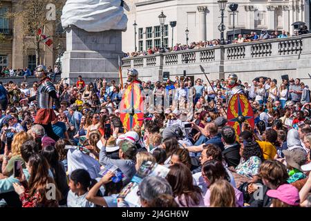 LONDRES, ROYAUME-UNI. 15 avril 2022 . Les acteurs de la compagnie Wintershall vêtus de soldats romains pendant la passion de Jésus avec James Burke-Dunsmore jouant Jésus pour la dernière fois devant de grandes foules à Trafalgar Square le Vendredi Saint. La passion de Jésus donne une représentation des derniers jours de Jésus-Christ menant à son arrestation et à sa crucifixion . Credit: amer ghazzal / Alamy Live News Banque D'Images