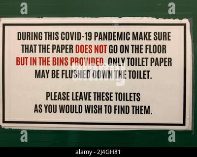 Runnymede, Surrey, Royaume-Uni. 15th avril 2022. Avis aux toilettes publiques de Runnymede. Nous vous rappelons que Covid-19 n'a pas disparu. Crédit : Maureen McLean/Alay Live News Banque D'Images