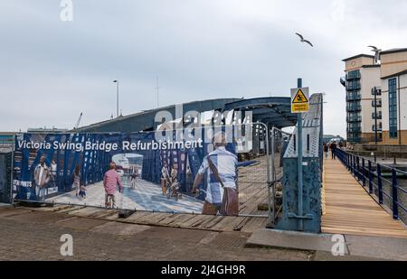 Personnes marchant sur la passerelle de l'ancien pont tournant Victoria en cours de restauration, Water of Leith, Édimbourg, Écosse, Royaume-Uni Banque D'Images