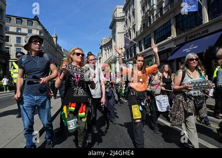 Regent Street, Londres, Royaume-Uni. 15th avril 2022. XR les manifestants du changement climatique défilent sur Regent St un vendredi matin ensoleillé, le 15th avril 2022. Crédit : Mark York/Alay Live News Banque D'Images