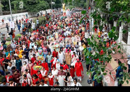 Dhaka, Bangladesh - le 14 avril 2022 : des bangladais assistent à Mangal Shobhajatra, un rassemblement pour célébrer le nouvel an bengali ou « Pohela Boishakh » Banque D'Images