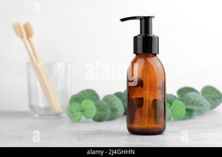 Bouteille cosmétique avec pompe dans la salle de bains. Produit de soin de la peau, après la douche hydratant, lotion hydratante pour la peau Banque D'Images
