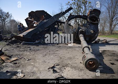 Le matériel militaire de l'armée russe a été détruit dans les environs du village d'Ivankiv, district de Vyshhorod, région de Kiev, centre-nord de l'Ukraine le 14 avril 2022. Photo de Yevhen Kotenko/Ukrinform/ABACAPRESS.COM Banque D'Images