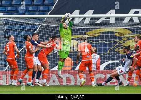 West Bromwich, Royaume-Uni. 15th avril 2022. Chris Maxwell #1 de Blackpool pointages Clear In, le 4/15/2022. (Photo de Craig Thomas/News Images/Sipa USA) crédit: SIPA USA/Alay Live News Banque D'Images