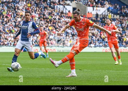 West Bromwich, Royaume-Uni. 15th avril 2022. James mari #3 de Blackpool tire sur le but dans, le 4/15/2022. (Photo de Craig Thomas/News Images/Sipa USA) crédit: SIPA USA/Alay Live News Banque D'Images