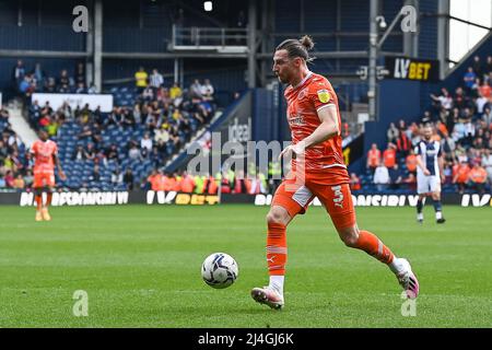 West Bromwich, Royaume-Uni. 15th avril 2022. James mari #3 de Blackpool fait une pause avec le ballon dedans, le 4/15/2022. (Photo de Craig Thomas/News Images/Sipa USA) crédit: SIPA USA/Alay Live News Banque D'Images