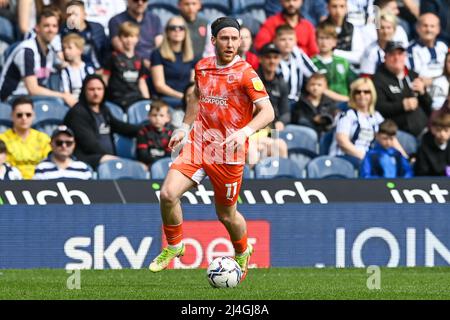 West Bromwich, Royaume-Uni. 15th avril 2022. Josh Bowler #11 de Blackpool fait une pause avec le ballon dedans, le 4/15/2022. (Photo de Craig Thomas/News Images/Sipa USA) crédit: SIPA USA/Alay Live News Banque D'Images