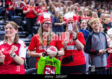 Copenhague, Danemark. 14th avril 2022. Les fans danois de handball vus pendant le match de handball entre le Danemark et la Pologne à la Royal Arena de Copenhague. (Crédit photo : Gonzales photo/Alamy Live News Banque D'Images