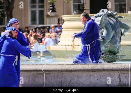 Trafalgar Square, Londres, Royaume-Uni. 15th avril 2022. Un des apôtres dans la fontaine. Le jeu annuel de la passion de Jésus voit environ une centaine de joueurs de Wintershall apporter leur représentation des derniers jours de Jésus sur la place Trafalgar pour les fêtes chrétiennes du Vendredi Saint, avec l'acteur James Burke-Dunsmore jouant Jésus. Le beau temps ensoleillé signifie que la place est remplie de spectateurs. Credit: Imagetraceur/Alamy Live News Banque D'Images